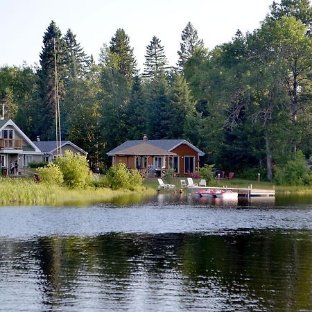 Les 4 Chalets - Le 605 Lac-Saint-Paul Exteriör bild